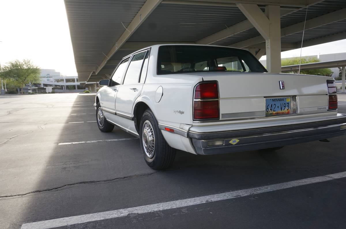 Oldsmobile-delta-88-1989-white-3