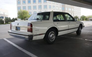 Oldsmobile-delta-88-1989-white-4