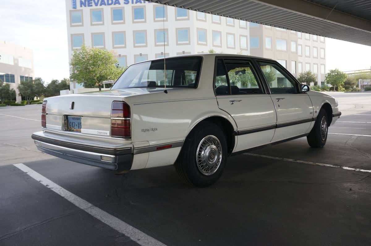 Oldsmobile-delta-88-1989-white-4