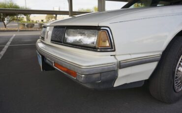 Oldsmobile-delta-88-1989-white-5