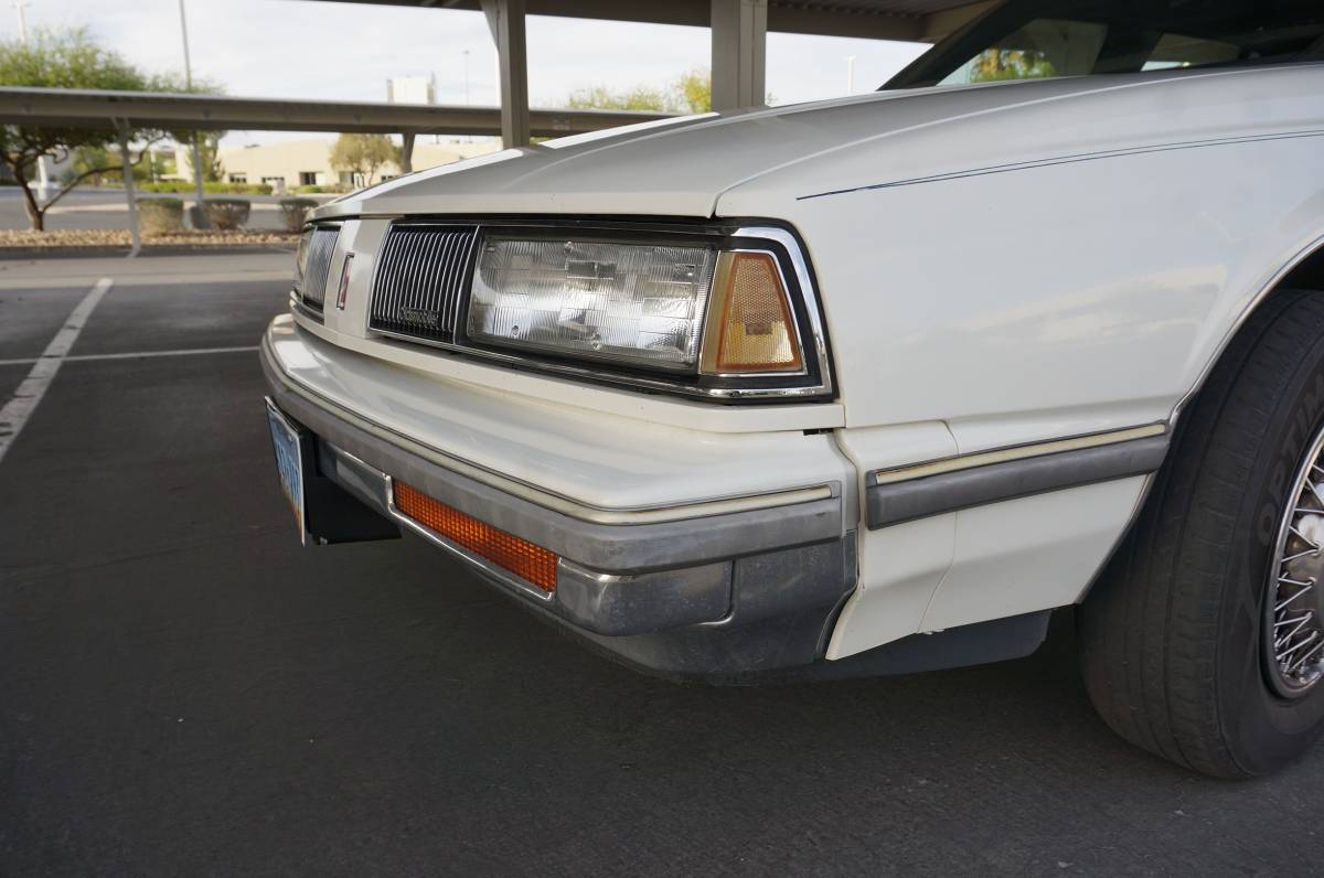 Oldsmobile-delta-88-1989-white-5