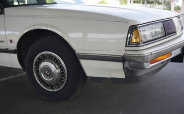 Oldsmobile-delta-88-1989-white-6