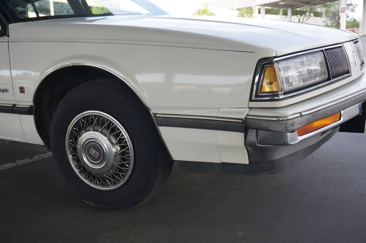 Oldsmobile-delta-88-1989-white-6