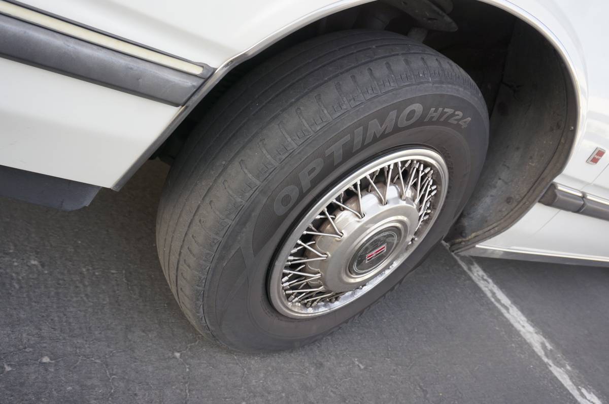 Oldsmobile-delta-88-1989-white-7