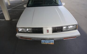 Oldsmobile-delta-88-1989-white-8