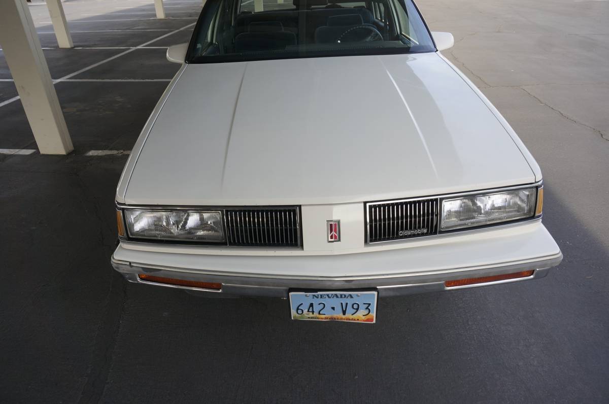 Oldsmobile-delta-88-1989-white-8