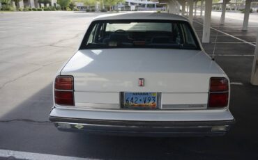 Oldsmobile-delta-88-1989-white-9