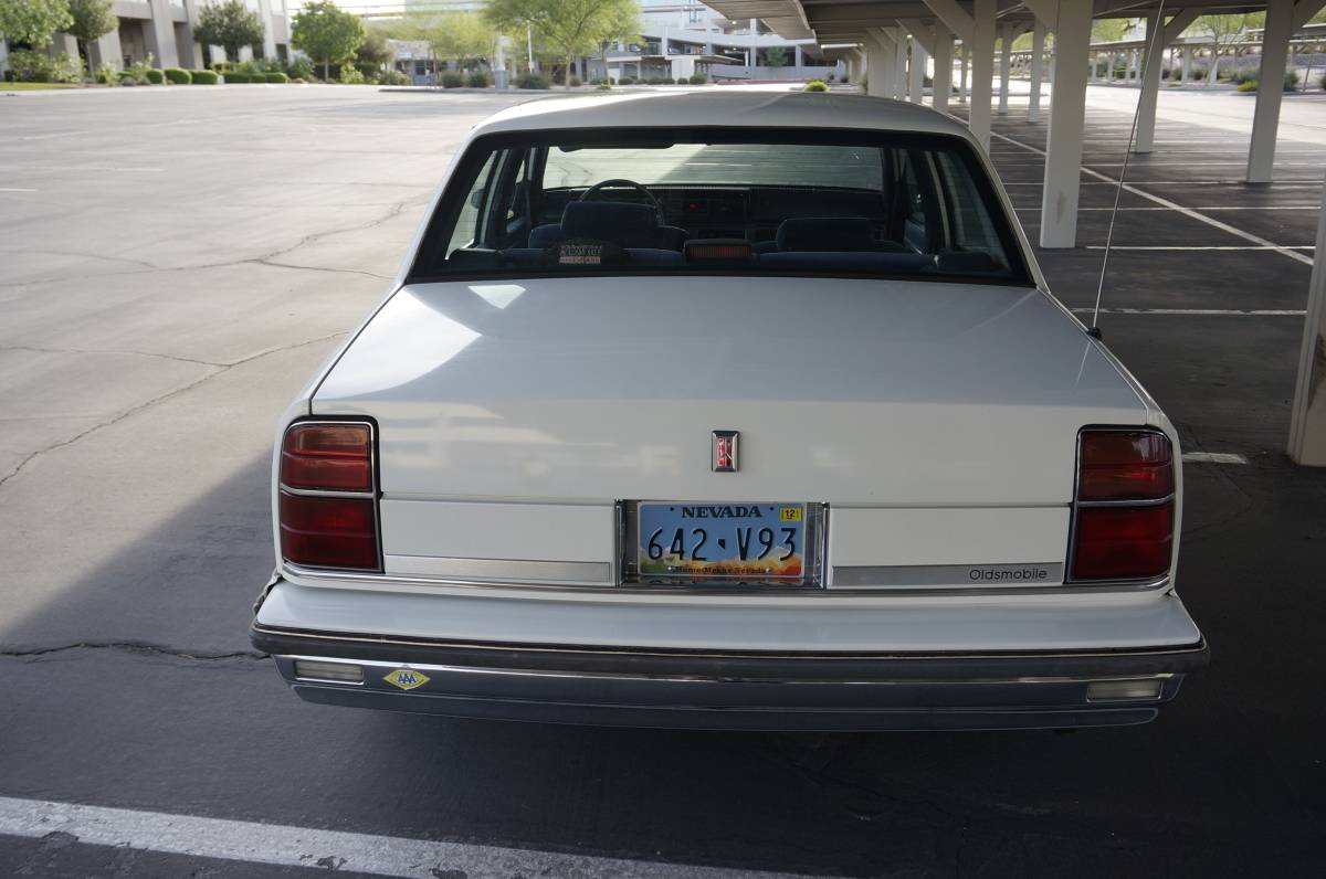 Oldsmobile-delta-88-1989-white-9