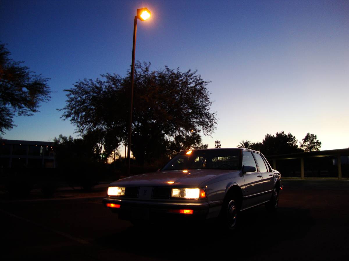 Oldsmobile-delta-88-1989-white