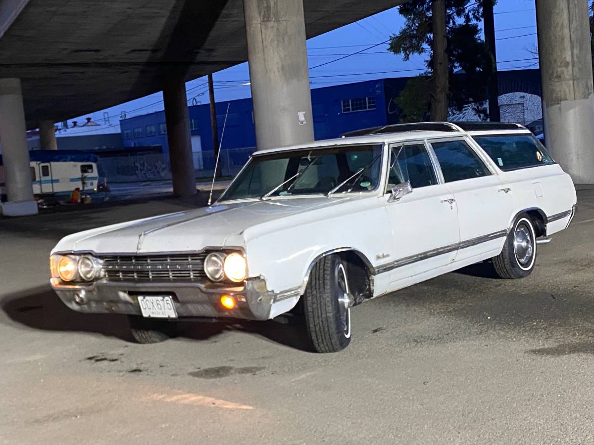 Oldsmobile-vista-cruiser-1965-white-1