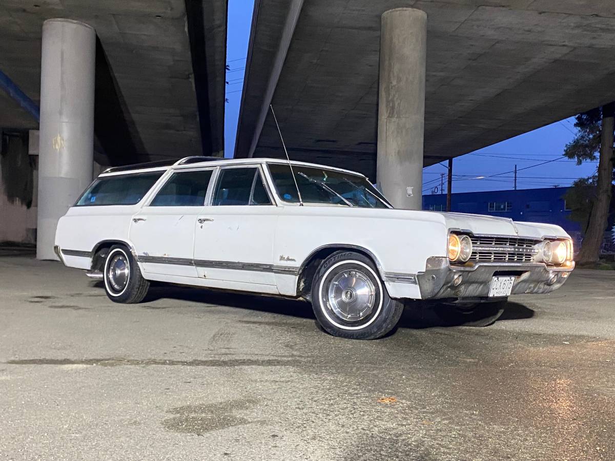 Oldsmobile-vista-cruiser-1965-white-2