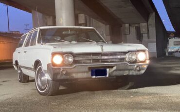 Oldsmobile-vista-cruiser-1965-white