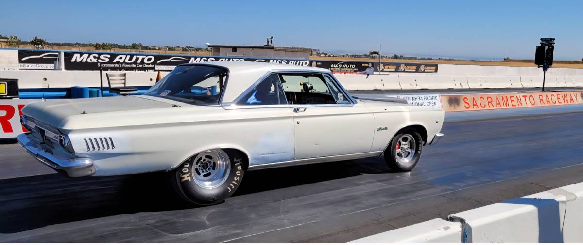 Plymouth-1965-white-3