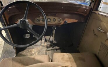 Plymouth-2-door-sedan-1932-black-4