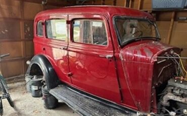 Plymouth-Deluxe-1934-Red-Red-And-Beige-2