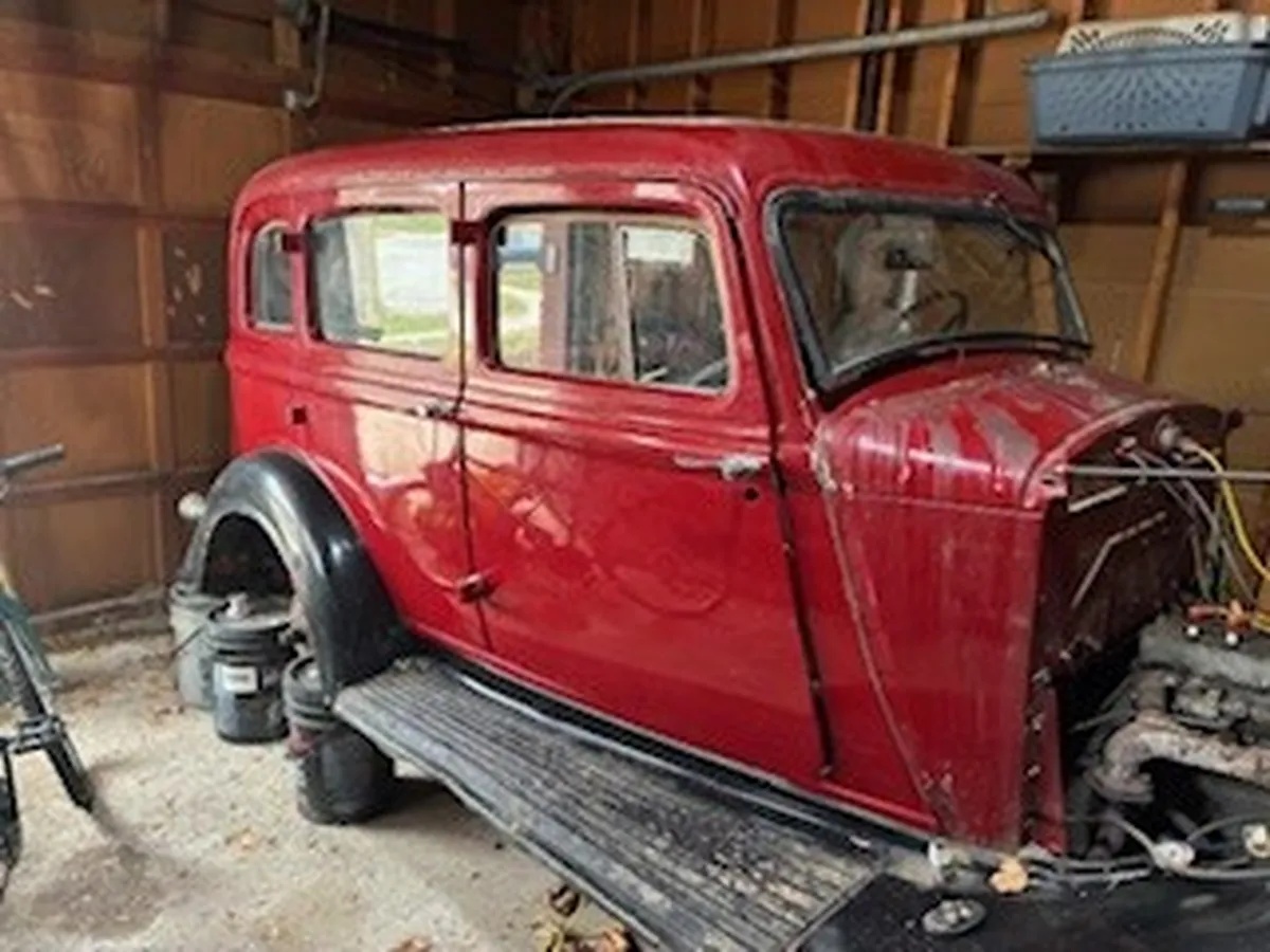 Plymouth-Deluxe-1934-Red-Red-And-Beige-2