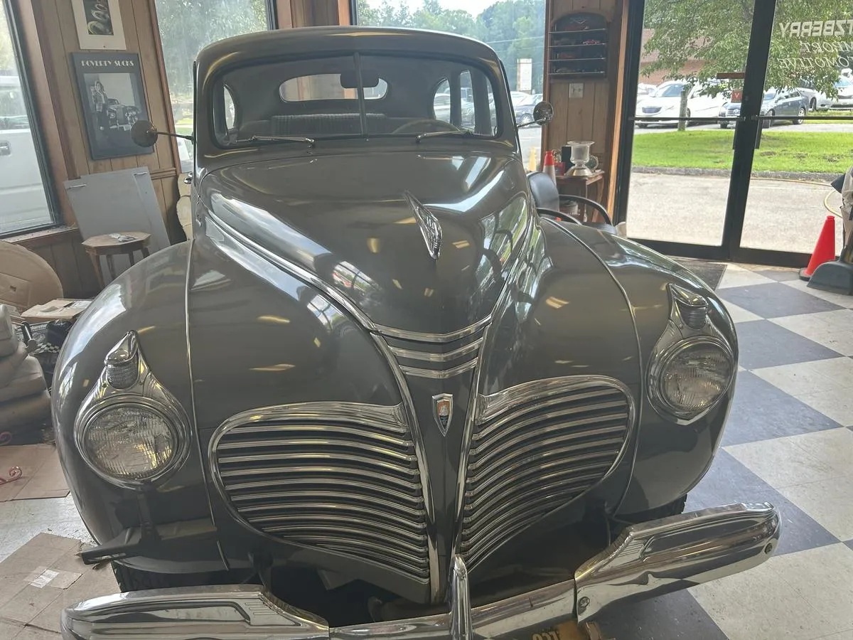 Plymouth-Deluxe-1941-Flight-Gray-Metallic-Tan-1