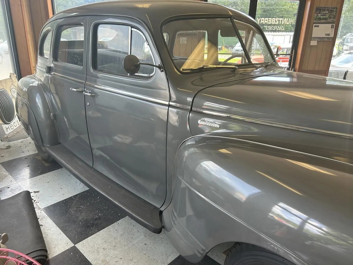 Plymouth-Deluxe-1941-Flight-Gray-Metallic-Tan-2