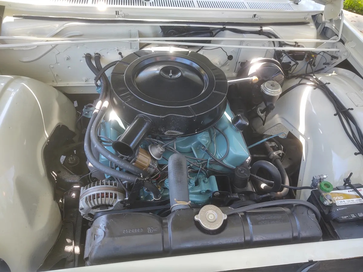 Plymouth-Fury-1965-Classic-White-Gold-5