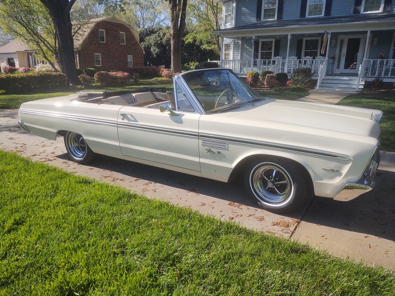 Plymouth-Fury-1965-Classic-White-Gold