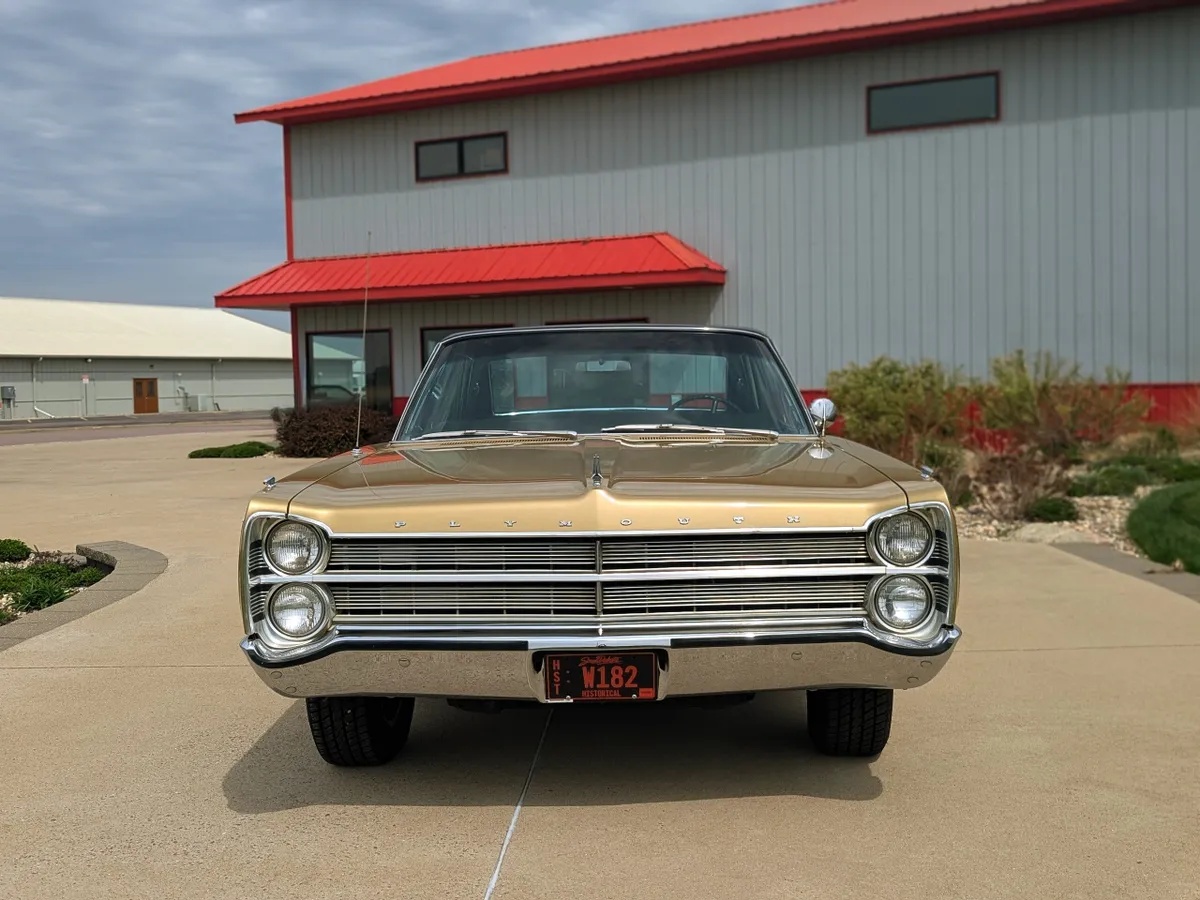 Plymouth-Fury-3-1967-Gold-Black-4