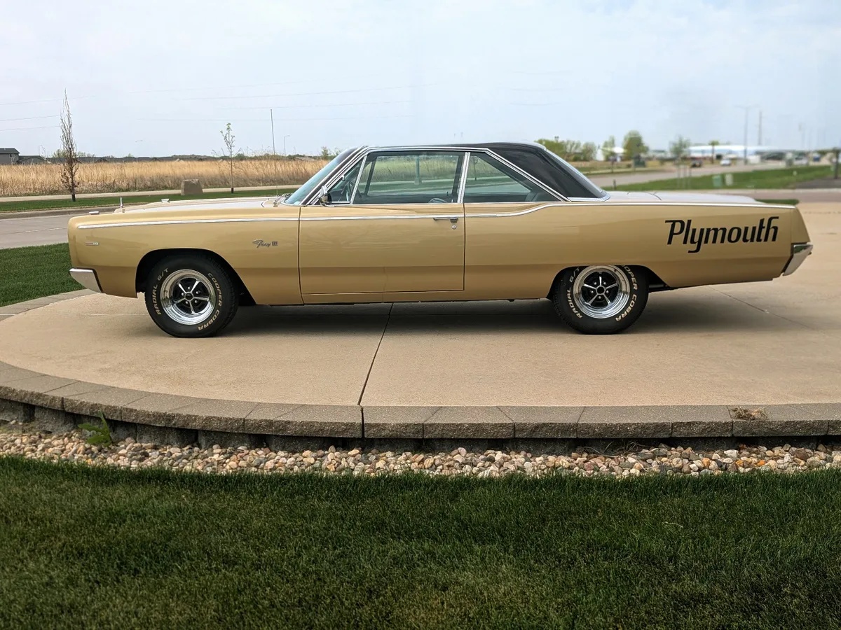 Plymouth-Fury-3-1967-Gold-Black-5
