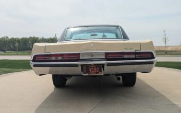 Plymouth-Fury-3-1967-Gold-Black-6