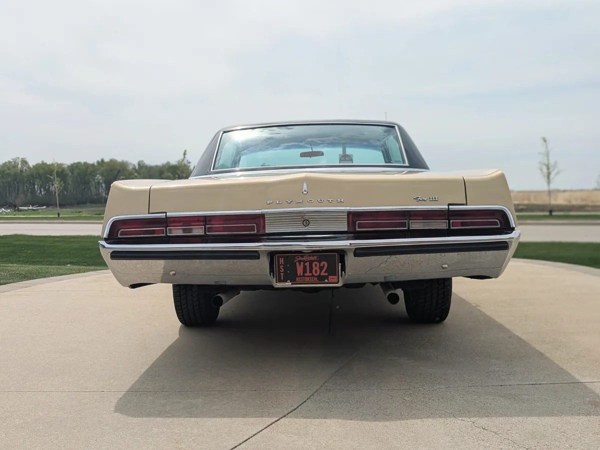 Plymouth-Fury-3-1967-Gold-Black-6