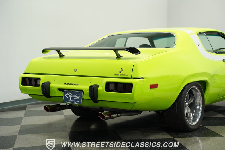 Plymouth-Road-runner-1973-Sublime-Green-Black-32