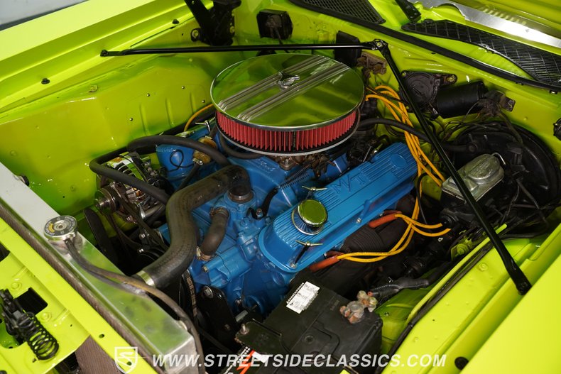 Plymouth-Road-runner-1973-Sublime-Green-Black-38