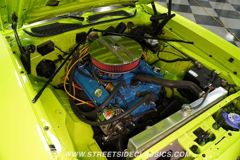 Plymouth-Road-runner-1973-Sublime-Green-Black-41