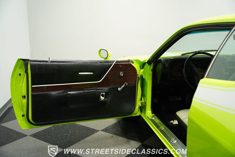 Plymouth-Road-runner-1973-Sublime-Green-Black-42