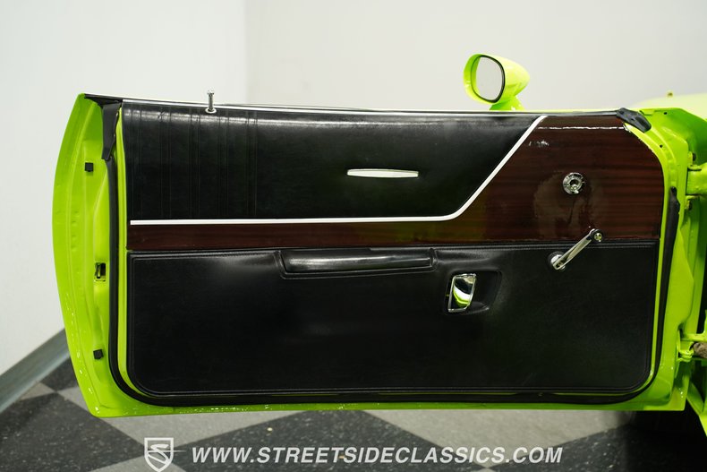 Plymouth-Road-runner-1973-Sublime-Green-Black-43