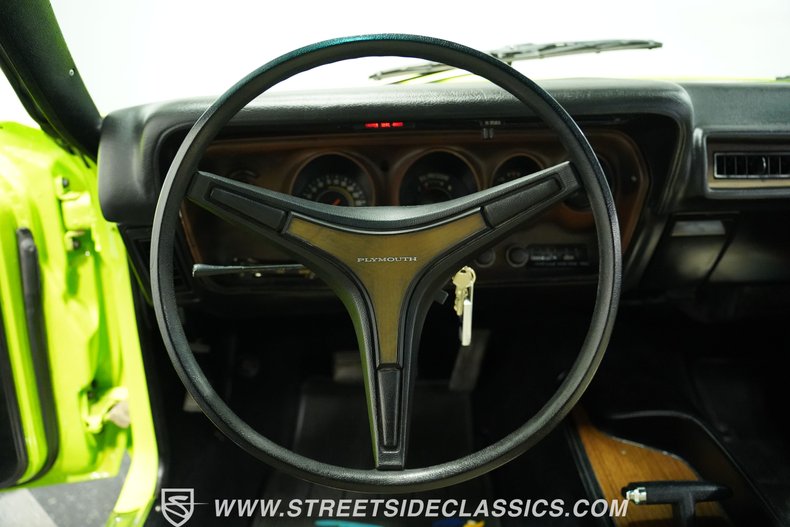 Plymouth-Road-runner-1973-Sublime-Green-Black-49