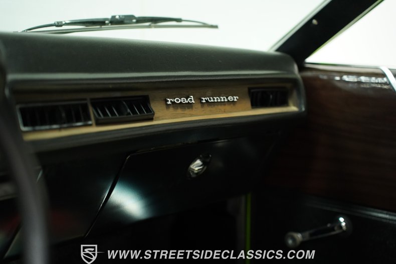 Plymouth-Road-runner-1973-Sublime-Green-Black-7