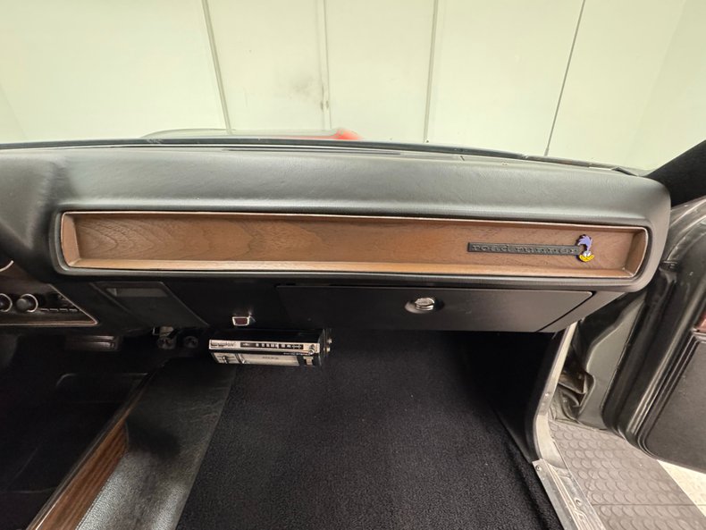 Plymouth-Road-runner-1974-Silver-Frost-Metalli-Black-45