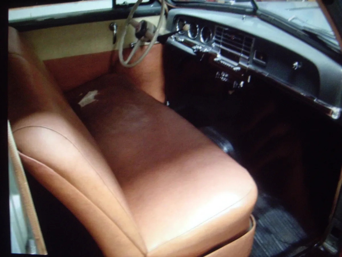 Plymouth-Suburban-1950-Blue-Tan-12