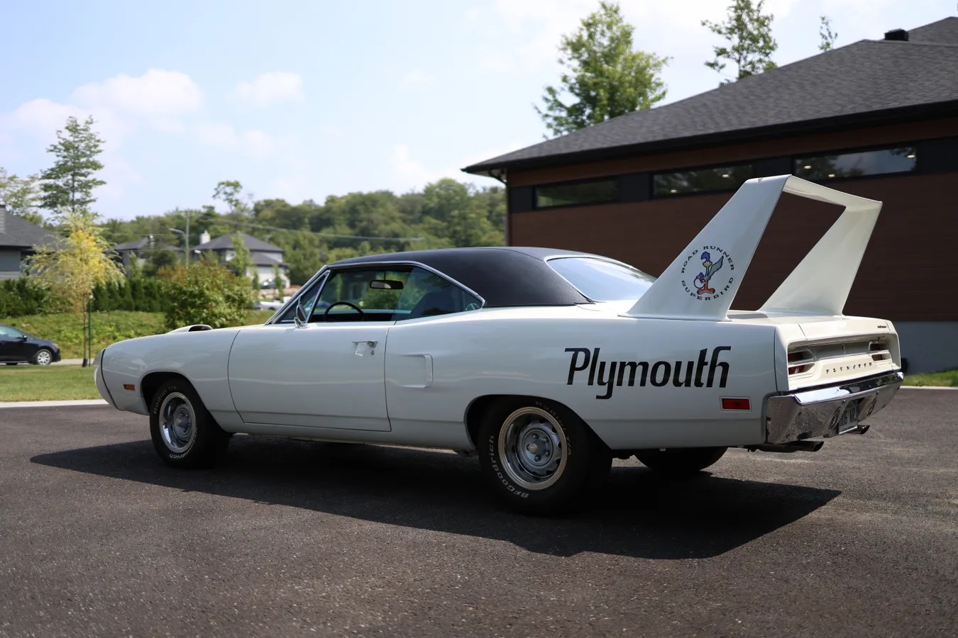 Plymouth-Superbird-1970-Alpine-White-Black-1