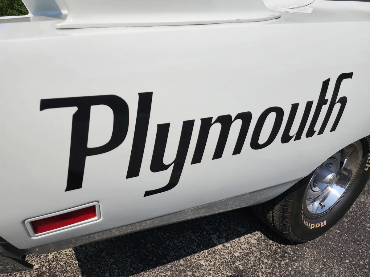 Plymouth-Superbird-1970-Alpine-White-Black-11