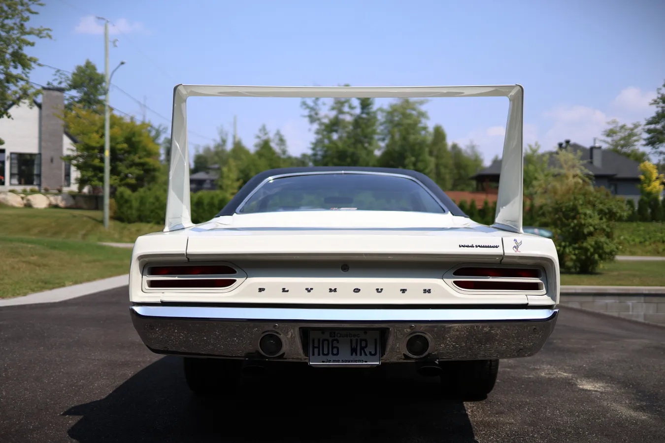 Plymouth-Superbird-1970-Alpine-White-Black