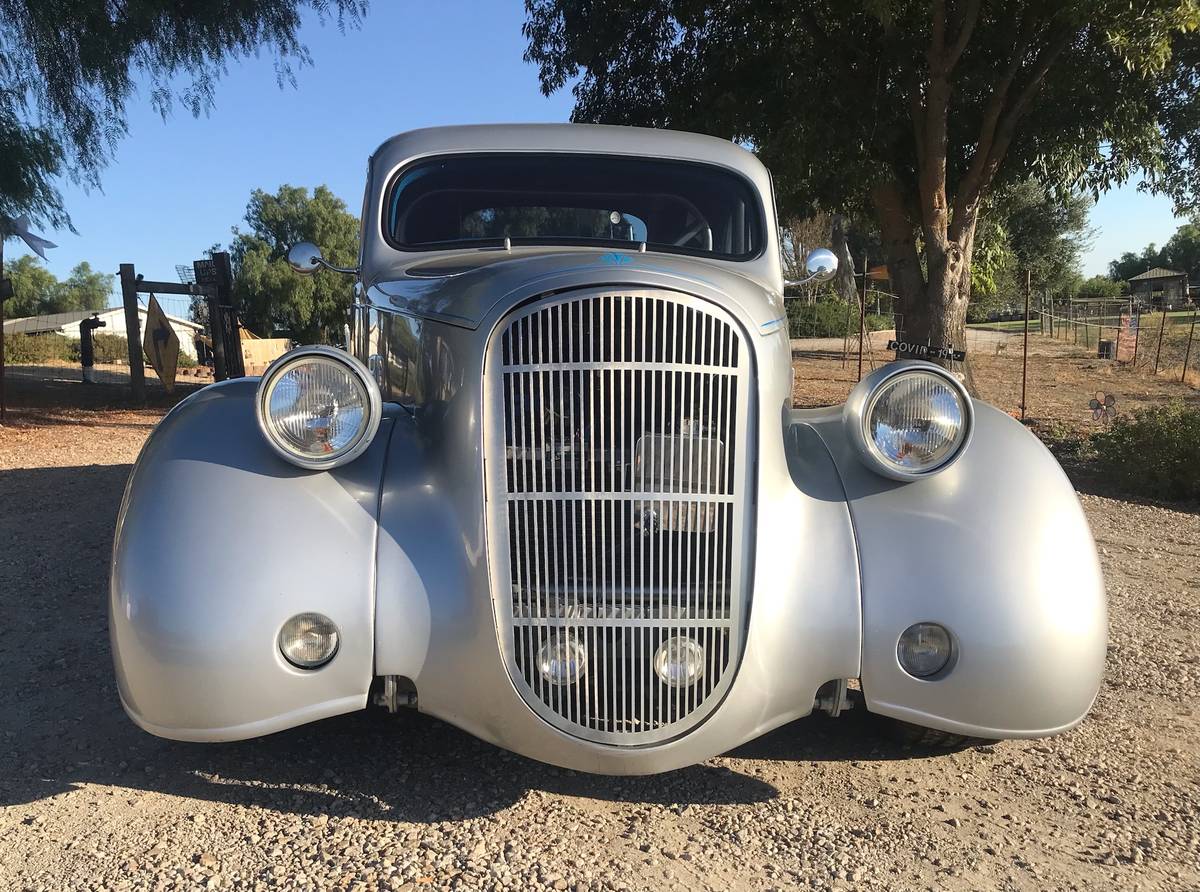 Plymouth-business-voupe-1937-3