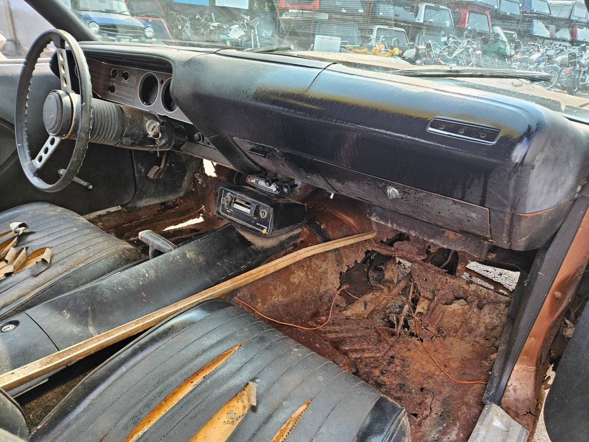 Plymouth-cuda-1972-brown-24