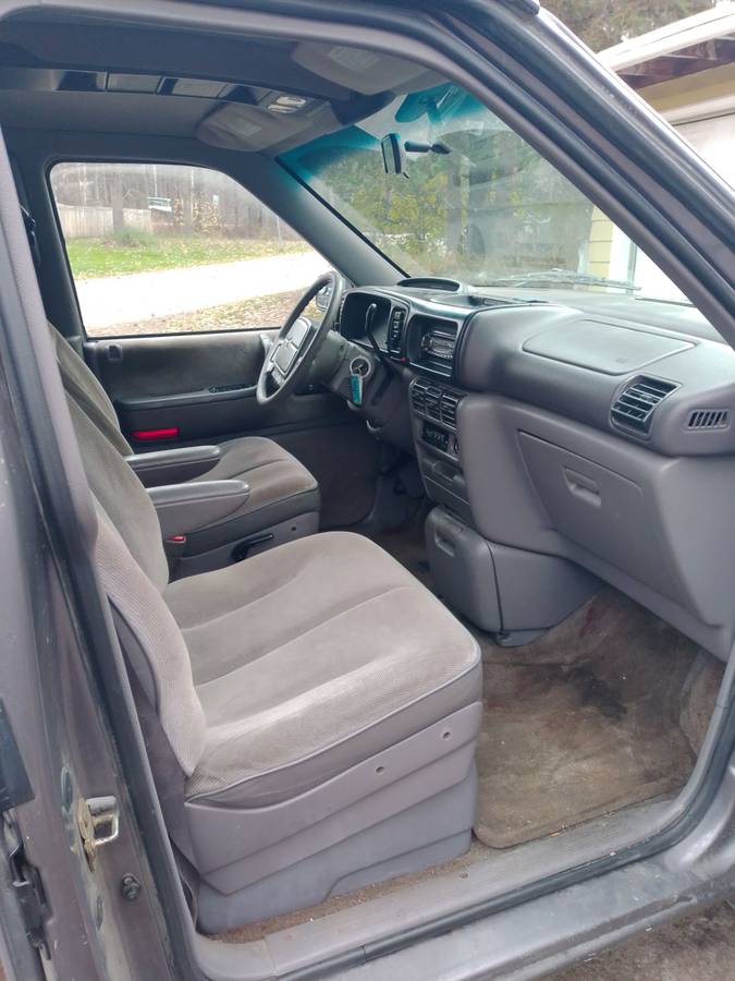 Plymouth-grand-voyager-all-wheel-drive-1995-grey-2