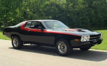 Plymouth-road-runner-1974-black-3