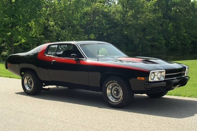 Plymouth-road-runner-1974-black-3