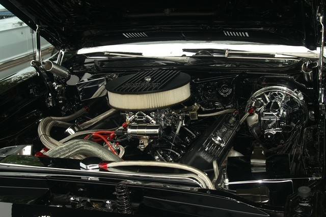 Plymouth-road-runner-1974-black-4