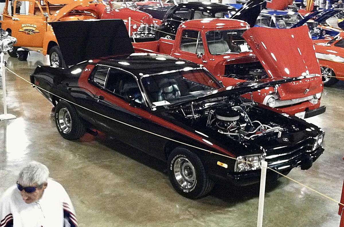 Plymouth-road-runner-1974-black-5