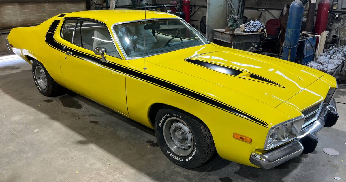 Plymouth-roadrunner-1974-5