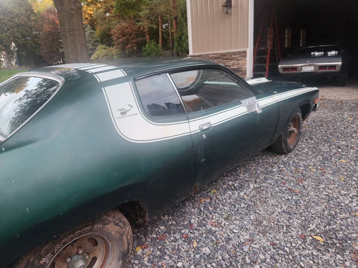 Plymouth-roadrunner-1974-green-10