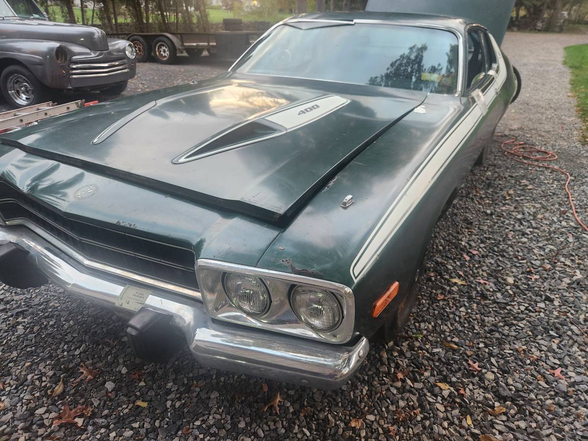 Plymouth-roadrunner-1974-green-2